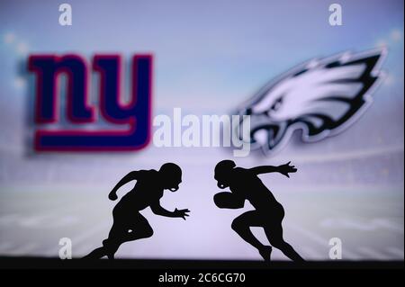 New York Giants contre Philadelphia Eagles. Affiche NFL Match. Deux joueurs de football américain se font face sur le terrain. Logo des clubs à l'arrière Banque D'Images