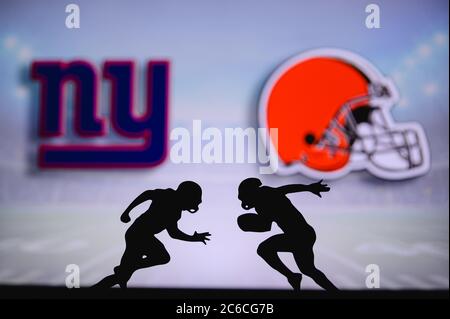 New York Giants contre Cleveland Browns. Affiche NFL Match. Deux joueurs de football américain se font face sur le terrain. Logo des clubs dans backgro Banque D'Images