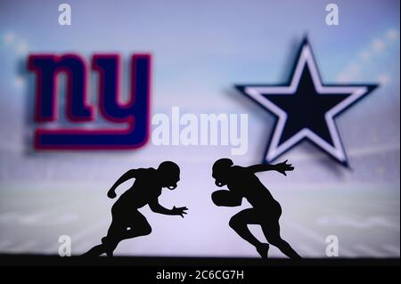 New York Giants contre Dallas Cowboys. Affiche NFL Match. Deux joueurs de football américain se font face sur le terrain. Logo des clubs dans backgroun Banque D'Images