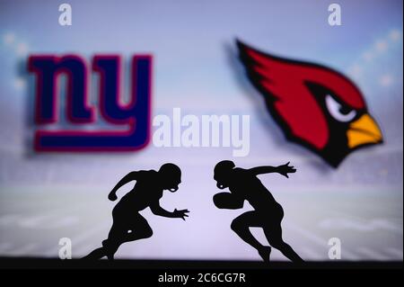 New York Giants contre Arizona Cardinals . Affiche NFL Match. Deux joueurs de football américain se font face sur le terrain. Logo des clubs à l'arrière Banque D'Images