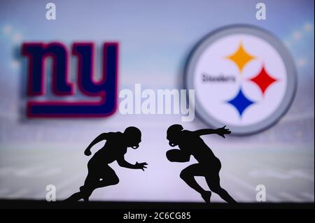 New York Giants contre Pittsburgh Steelers. Affiche NFL Match. Deux joueurs de football américain se font face sur le terrain. Logo des clubs à l'arrière Banque D'Images