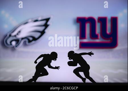 Philadelphia Eagles contre New York Giants. Affiche NFL Match. Deux joueurs de football américain se font face sur le terrain. Logo des clubs à l'arrière Banque D'Images