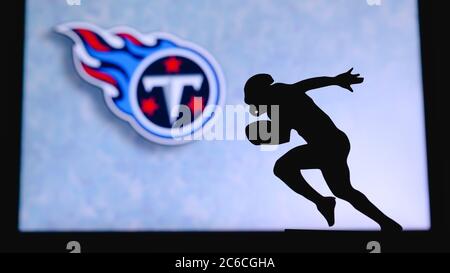 Titans du Tennessee. Silhouette de joueur de football américain professionnel. Logo du club NFL en arrière-plan, espace de montage. Banque D'Images