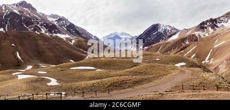Montagne d'Aconcagua avec neige vue du parc national un jour d'automne - Mendoza, Argentine. Banque D'Images