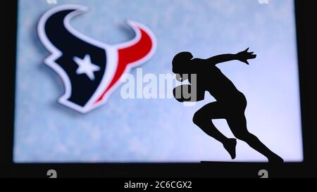 Texans de Houston. Silhouette de joueur de football américain professionnel. Logo du club NFL en arrière-plan, espace de montage. Banque D'Images