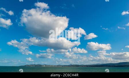 Vue depuis la plage de Poolberg à marée basse, Dublin, Irlande. Banque D'Images