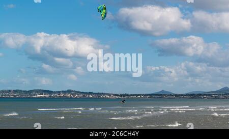 DUBLIN, IRLANDE - JUIN 21 2020 : kitesurf à la plage d'Irishtown à Dublin, Irlande Banque D'Images