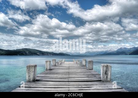 Vue panoramique du quai vers le lac Nahuel Huapi avec les montagnes en arrière-plan, par une journée nuageux à Patagonie, en Argentine Banque D'Images