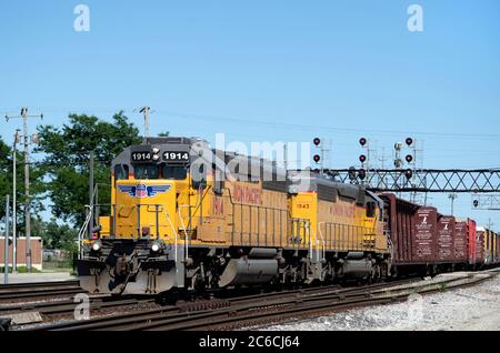 Franklin Park, Illinois, États-Unis. Une paire de locomotives Union Pacific dirige un fret manifeste sur les voies du chemin de fer canadien Pacifique vers un chantier de fret. Banque D'Images