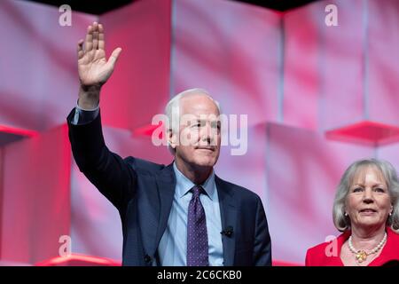 U.S. Sen JOHN CORNYN fait la vague devant les délégués participant à la Convention de trois jours du Parti républicain de l'État du Texas, en juin 2018 à San Antonio. Le rassemblement en personne prévu pour le 2020 juillet à Houston a été annulé en raison de la pandémie du coronavirus. Banque D'Images