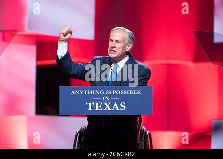 Le gouverneur du Texas GREG ABBOTT s'adresse aux délégués le deuxième jour de la convention du Parti républicain du Texas, à San Antonio, le 15 juin 2018. La ville de Houston a annulé la convention de 2020 de 15,000 délégués en raison de la pandémie du coronavirus. Banque D'Images