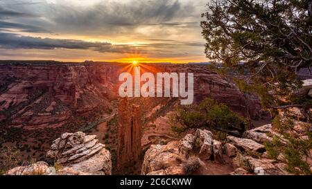 Le soleil se lève sur Spider Rock point, au monument national du Canyon de Chelly. Nord-est, Arizona. Banque D'Images