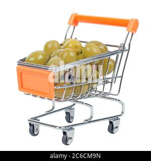 Olives vertes sur les chariots. Isolé sur blanc Banque D'Images