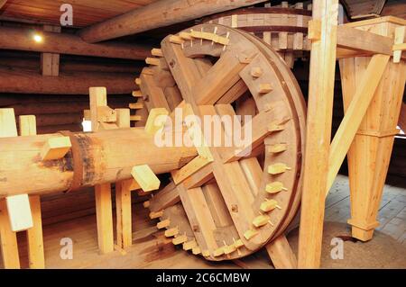 L'intérieur de l'ancien moulin en bois avec une pierre de moulin. Arkhangelsk. Russie Banque D'Images