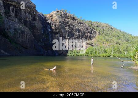 Touristes nageant aux cascades et bassin de plongée de Gunlom, parc national de Kakadu, territoire du Nord, territoire du Nord, Australie Banque D'Images