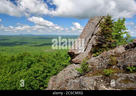 Parc national d'Orford sentier de randonnée SEPAQ avec grand rocher, pic de la roche Fendue Banque D'Images