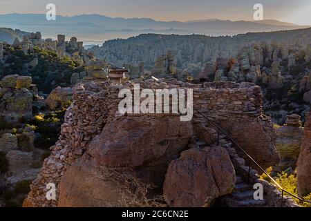 La lumière dorée éclaire les formations du monument national Chiricahua dans le sud de l'Arizona. La tour d'observation a été construite par le conse civil Banque D'Images