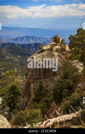 Vue sur Tucson, et au-delà de Lemmon Rock Lookout dans les montagnes Santa Catalina, près de Tucson. Banque D'Images