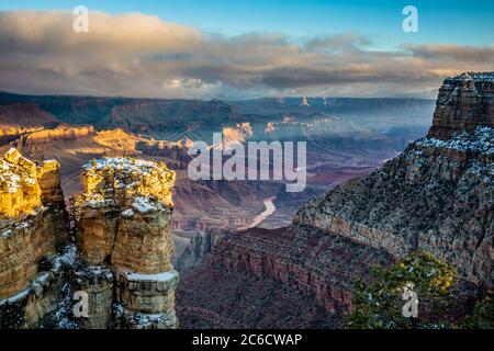 Le fleuve Colorado s'étend vers l'Est en vue de cet hiver le Grand Canyon à partir de détails Point. Banque D'Images