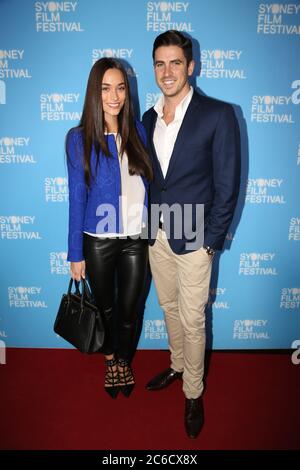 Georgia Berg et Scott Tweedie, présentateur de la télévision et de la radio australienne, arrivent sur le tapis rouge au State Theatre pour la première australienne Banque D'Images