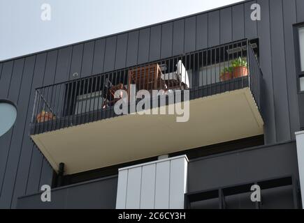 Balcon extérieur ou terrasse depuis le dessous sur un immeuble moderne en acier à revêtement d'appartements dans le centre-ville de Melbourne, Victoria Banque D'Images