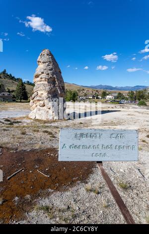 Liberty Cap, un cône de source chaude dormant au Mammoth Hot Spring dans le parc national de Yellowstone, États-Unis Banque D'Images