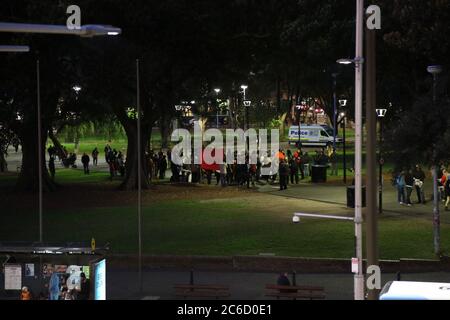 Les manifestants se rassemblent à Belmore Park, près de la gare centrale de Sydney pour appeler à un vote de défiance et à la démission de Tony Abbott. Banque D'Images