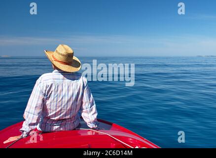 Portrait d'une femme âgée sur le bateau contre la mer Adriatique bleu clair Banque D'Images