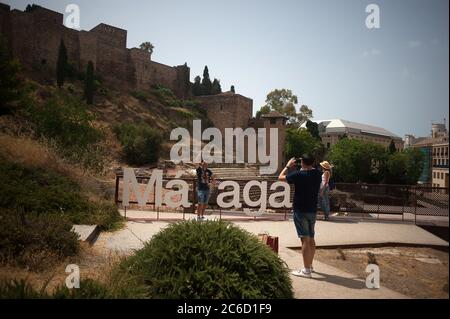 Un touriste est vu poser pour une photo à Alcazaba point de vue.Espagnols continuent de vivre la vie quotidienne sous la nouvelle normalité après la crise Covid-19. Comme le gouvernement espagnol tente de promouvoir le secteur du tourisme international avec des mesures de sécurité et des certificats de «Covid Free» dans leurs lieux touristiques, De nouvelles épidémies de coronavirus apparaissent dans certaines parties du pays, mais les autorités andalouses signalent que les cas de l'épidémie sont sous contrôle car elle tente de promouvoir une image touristique de confiance et de destination sûre pour ses touristes. Banque D'Images