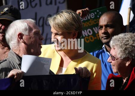 Le chef adjoint de l'opposition Tanya Plibersek s'adresse aux membres du public lors d'un rassemblement devant le Parlement de Nouvelle-Galles du Sud contre le budget libéral et t Banque D'Images