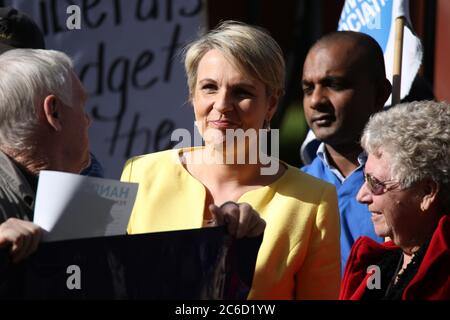 Le chef adjoint de l'opposition Tanya Plibersek s'adresse aux membres du public lors d'un rassemblement devant le Parlement de Nouvelle-Galles du Sud contre le budget libéral et t Banque D'Images