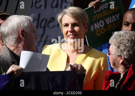 Le chef adjoint de l'opposition Tanya Plibersek s'adresse aux membres du public lors d'un rassemblement devant le Parlement de Nouvelle-Galles du Sud contre le budget libéral et t Banque D'Images