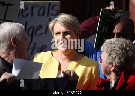 Le chef adjoint de l'opposition Tanya Plibersek s'adresse aux membres du public lors d'un rassemblement devant le Parlement de Nouvelle-Galles du Sud contre le budget libéral et t Banque D'Images
