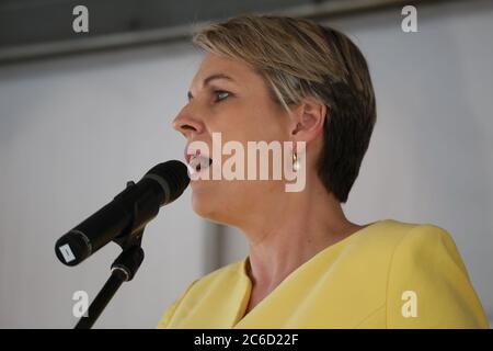 Le chef adjoint de l'opposition Tanya Plibersek s'exprime lors d'un rassemblement devant le Parlement de Nouvelle-Galles du Sud contre le budget libéral et la liquidation de la population de la Nouvelle-Galles du Sud Banque D'Images