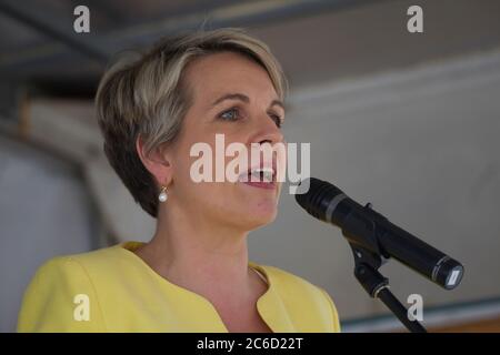 Le chef adjoint de l'opposition Tanya Plibersek s'exprime lors d'un rassemblement devant le Parlement de Nouvelle-Galles du Sud contre le budget libéral et la liquidation de la population de la Nouvelle-Galles du Sud Banque D'Images