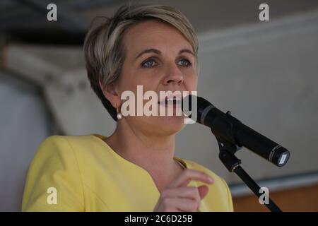 Le chef adjoint de l'opposition Tanya Plibersek s'exprime lors d'un rassemblement devant le Parlement de Nouvelle-Galles du Sud contre le budget libéral et la liquidation de la population de la Nouvelle-Galles du Sud Banque D'Images