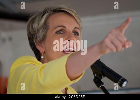Le chef adjoint de l'opposition Tanya Plibersek s'exprime lors d'un rassemblement devant le Parlement de Nouvelle-Galles du Sud contre le budget libéral et la liquidation de la population de la Nouvelle-Galles du Sud Banque D'Images