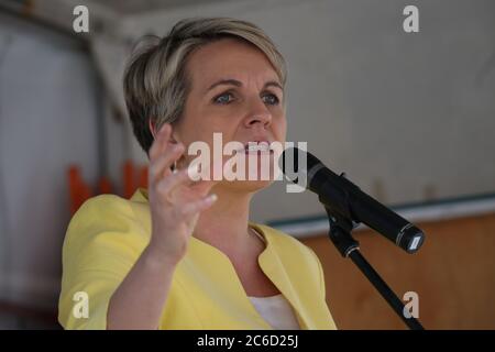 Le chef adjoint de l'opposition Tanya Plibersek s'exprime lors d'un rassemblement devant le Parlement de Nouvelle-Galles du Sud contre le budget libéral et la liquidation de la population de la Nouvelle-Galles du Sud Banque D'Images