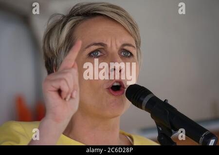 Le chef adjoint de l'opposition Tanya Plibersek s'exprime lors d'un rassemblement devant le Parlement de Nouvelle-Galles du Sud contre le budget libéral et la liquidation de la population de la Nouvelle-Galles du Sud Banque D'Images