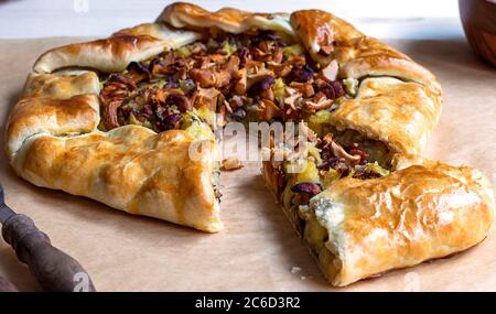 Galette à tarte ouverte aux champignons et aux pommes de terre Banque D'Images