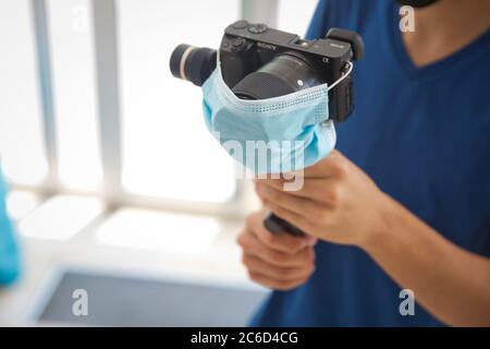 Opérateur de nacelle avec équipament noir - stabilisateur et caméra de cinéma . Un homme non identifié tenant la nacelle un stabilisateur de caméra . Homme tenant la nacelle Banque D'Images