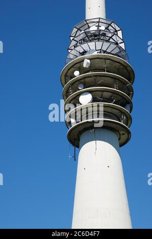 Tour de télécommunication en Forêt Noire, en Allemagne. Banque D'Images