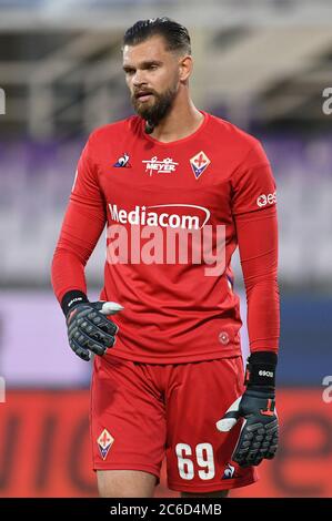 Florence, Italie. 8 juillet 2020. Florence, Italie, 08 juillet 2020, Bartlomiej Dragowski de l'ACF Fiorentina en action pendant l'ACF Fiorentina vs Cagliari - italien Serie A football Match - Credit: LM/Matteo Papini Credit: Matteo Papini/LPS/ZUMA Wire/Alay Live News Banque D'Images