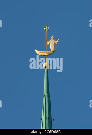 Hamburg, Hauptkirche St. Nikolai, 1962 von Dieter und Gerhard Langmaack erbaut, Nikolauszier, vergoldete Nikolaussfigur auf der Turmspitze Banque D'Images