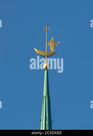 Hamburg, Hauptkirche St. Nikolai, 1962 von Dieter und Gerhard Langmaack erbaut, Nikolauszier, vergoldete Nikolaussfigur auf der Turmspitze Banque D'Images