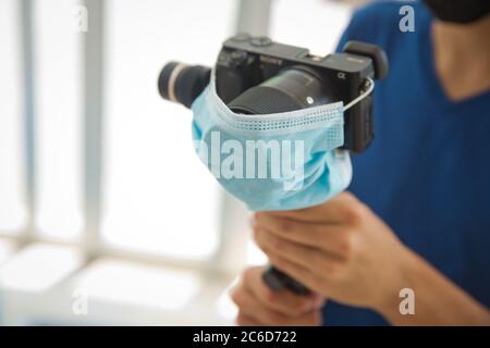 Opérateur de nacelle avec équipament noir - stabilisateur et caméra de cinéma . Un homme non identifié tenant la nacelle un stabilisateur de caméra . Homme tenant la nacelle Banque D'Images