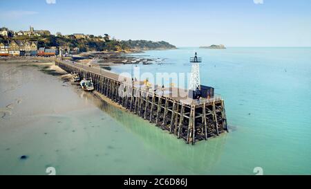 Vue aérienne de Cancale (Bretagne, nord-ouest de la France). Vue d'ensemble de la ville, du port de la Houle, de la jetée (échelle de l'epi) et des lits d'huîtres Banque D'Images