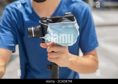 Opérateur de nacelle avec équipament noir - stabilisateur et caméra de cinéma . Un homme non identifié tenant la nacelle un stabilisateur de caméra . Homme tenant la nacelle Banque D'Images