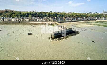 Vue aérienne de Cancale (Bretagne, nord-ouest de la France). Vue d'ensemble de la ville, du port de la Houle et de la jetée Banque D'Images