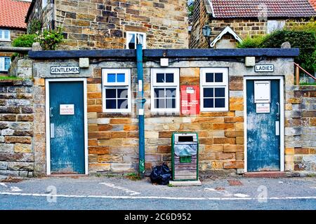 Toilettes pour femmes et hommes, Castleton, North Yorkshire Moors, Angleterre Banque D'Images